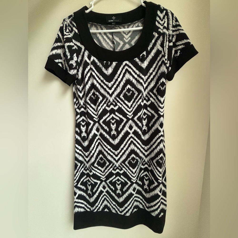 Ronni Nicole Geometric Black and White Short Sleeve Dress Size 6